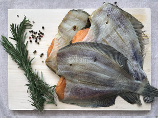 Тунец паутинка: Камбала камчатская вяленая с икрой